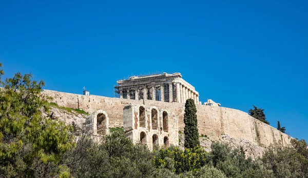 Acrópolis de Atenas Grecia roca y Partenón sobre fondo azul del cielo, día soleado . — Foto de Stock