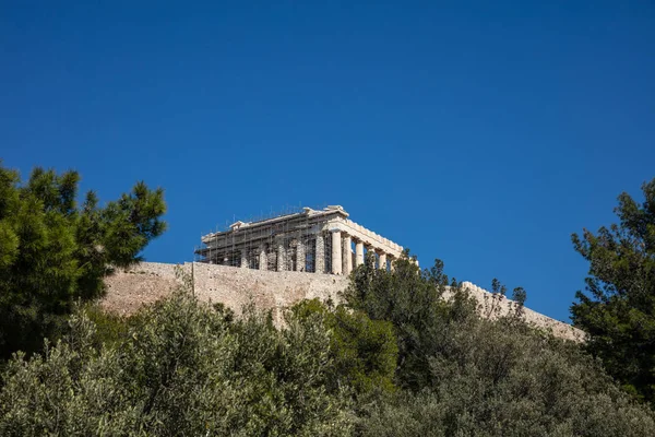 Acrópole de Atenas Greece rock and Parthenon no fundo azul do céu, dia ensolarado . — Fotografia de Stock