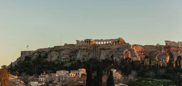 Acrópolis de Atenas Grecia roca y Partenón sobre fondo azul del cielo en la tarde . — Foto de Stock