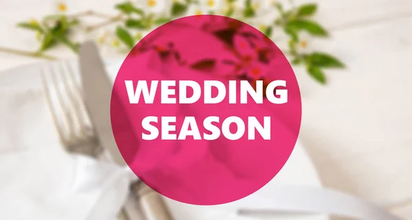結婚式のテーブル設定背景をぼかしシーズン本文を結婚式、 — ストック写真