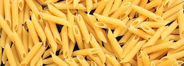 Penne crude rigate forma pasta texture sfondo, banner — Foto Stock