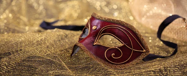 Carnaval, mardi gras. Venetiaanse handgemaakte masker op gouden glanzende achtergrond banner — Stockfoto