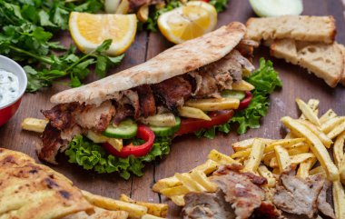 Gyros, shawarma, götürün, sokak gıda. Ahşap masa etli sandviç