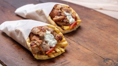 Gyro pide, shawarma, götürün sokak gıda. Geleneksel Yunan, et yemek ahşap tablo