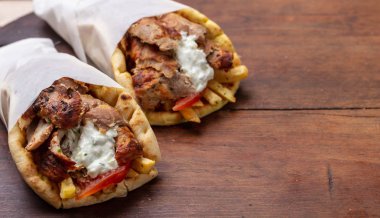 Gyro pide, shawarma, götürün sokak gıda. Geleneksel Yunan, et yemek ahşap tablo
