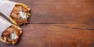 Gyro pide, shawarma, götürün sokak gıda. Geleneksel Yunan, et yemek ahşap tablo