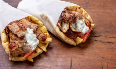 Gyro pide, shawarma, götürün sokak gıda. Geleneksel Yunan, et yemek ahşap tablo