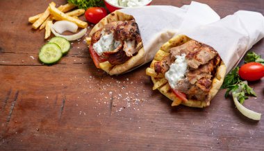 Gyro pide, shawarma, götürün sokak gıda. Geleneksel Yunan, et yemek ahşap tablo