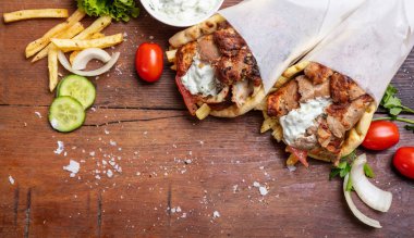 Gyro pide, shawarma, götürün sokak gıda. Geleneksel Yunan, et yemek ahşap tablo