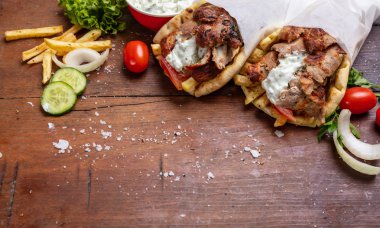 Gyro pide, shawarma, götürün sokak gıda. Geleneksel Yunan, et yemek ahşap tablo