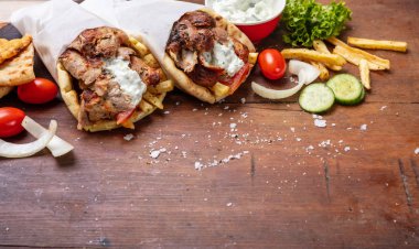 Gyro pide, shawarma, götürün sokak gıda. Geleneksel Yunan, et yemek ahşap tablo
