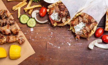 Gyro pide, shawarma, souvlaki. İki pide ekmek tamamladı ve et şiş ahşap tablo
