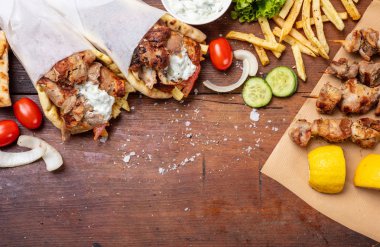 Gyro pide, shawarma, souvlaki. İki pide ekmek tamamladı ve et şiş ahşap tablo
