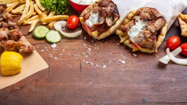 Gyro pide, shawarma, souvlaki. İki pide ekmek tamamladı ve et şiş ahşap tablo