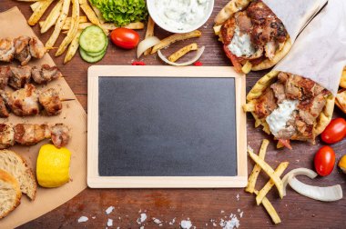 Gyro pide, shawarma. İki pide et ve ahşap masa, kopya alanı boş tahtada ile tamamladı