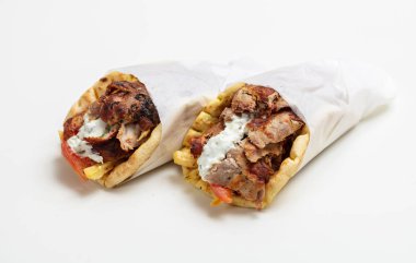 Gyro pide, shawarma, götürün sokak gıda. Beyaz arka plan üzerinde izole geleneksel Yunan, et yemek