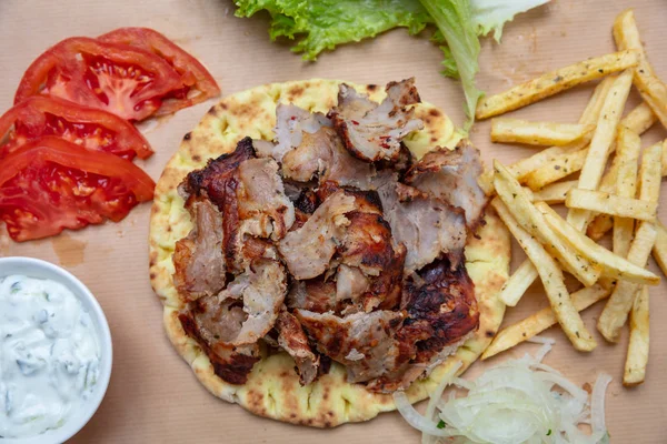 Shawarma, gyros pita. Traditionella turkiska, grekiska meatmaten på pitabröd — Stockfoto