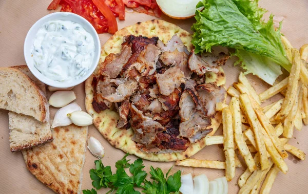 Shoarma, pita gyros. Traditionele Turkse, Griekse vlees eten op pitabroodje — Stockfoto