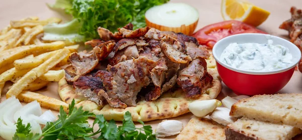 Фарос Пита, Шаварма. Традиционная греческая, турецкая мясная еда на пита-хлебе и цацики, баннер — стоковое фото