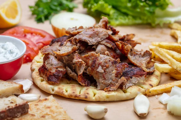 Shawarma, gyros, pita. Tradycyjny turecki, grecki mięsa jedzenie na chleb pita — Zdjęcie stockowe