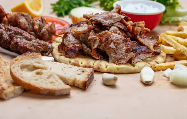 Шаурма, гироскоп. Традиционная турецкая, греческая мясная еда на пита-хлебе — стоковое фото
