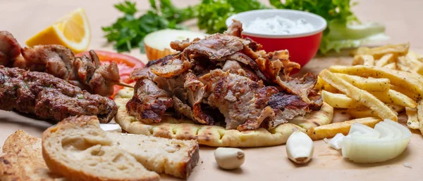Pita gyros, shoarma. Traditionele Griekse, Turkse vlees eten op pita brood en tzatziki, banner — Stockfoto