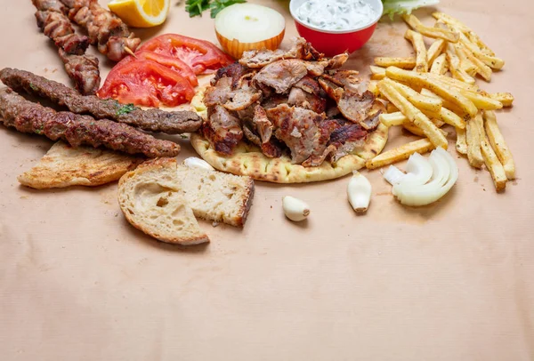 Gyros pita, Shawarma. Traditionella grekiska, turkiska meatmaten på pitabröd och tzatziki, banner — Stockfoto