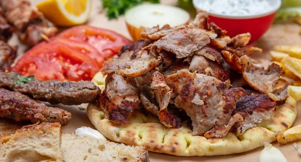 Shawarma, gyros pita, kebab. Comida tradicional turca y griega de carne en pan de pita — Foto de Stock