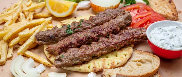 Kebab, comida tradicional turca, carne griega en pan de pita, vista superior — Foto de Stock