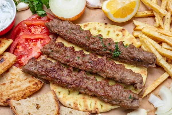 Kebab, traditionele Turkse, Griekse vlees eten op pitabroodje, bovenaanzicht — Stockfoto