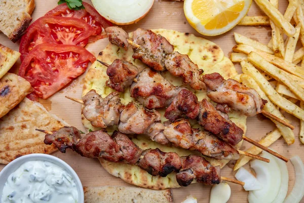 Souvlaki, vleesspiesen, traditionele Griekse Turkse vlees eten op pita brood, tzatziki saus en aardappelen — Stockfoto