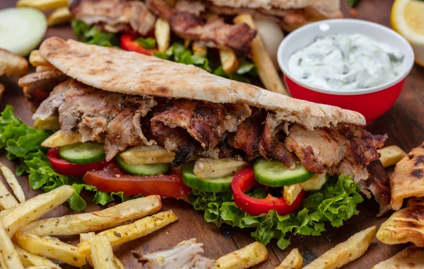 Shawarma、ジャイロを奪う、屋台の食べ物。木製テーブルの上肉サンドイッチ — ストック写真