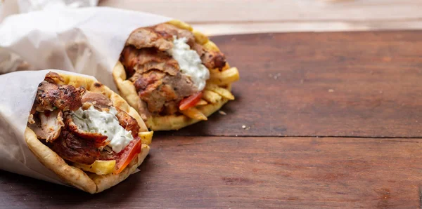 Gyro pita, shawarma, take away, street food. Turco grego tradicional, comida de carne em mesa de madeira — Fotografia de Stock