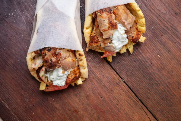 Гиро Пита, шаурма, забирайте уличную еду. Традиционный греческий турецкий, мясо на деревянном столе — стоковое фото