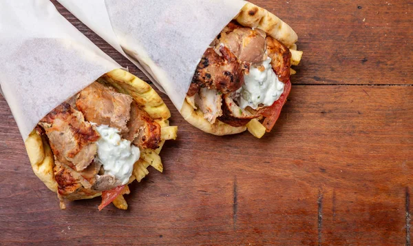 Gyro pita, shawarma, take away, street food. Turco grego tradicional, comida de carne em mesa de madeira — Fotografia de Stock