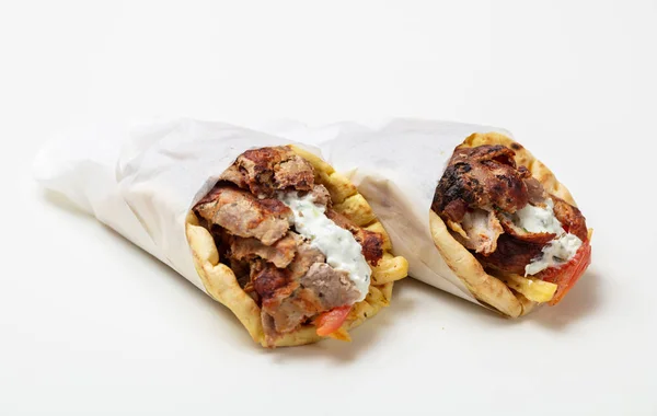 Gyro-Pita, Shawarma, zum Mitnehmen, Streetfood. traditionelle griechische türkische, Fleischgerichte isoliert auf weißem Hintergrund — Stockfoto