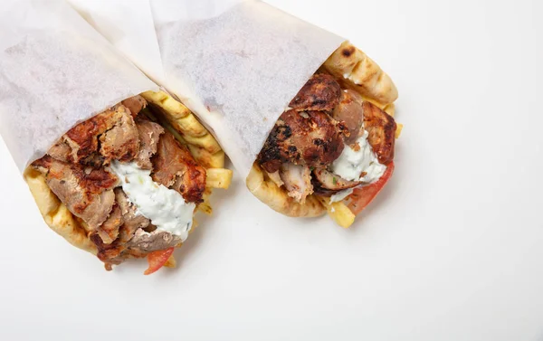 Gyro pita, shawarma, take away, street food. Turco grego tradicional, comida de carne no fundo branco — Fotografia de Stock