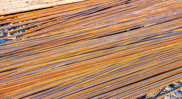 Paslı metal çelik takviye barlar, çubuklar bir inşaat sahasında — Stok fotoğraf