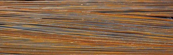 Paslı metal çelik takviye barlar, çubuklar bir inşaat sahasında — Stok fotoğraf
