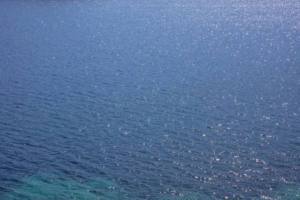 Superficie blu acqua di mare. Tranquillo mare sfondo texture — Foto Stock