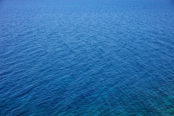 Superficie de agua de mar azul profundo. Textura de fondo de mar calma — Foto de Stock