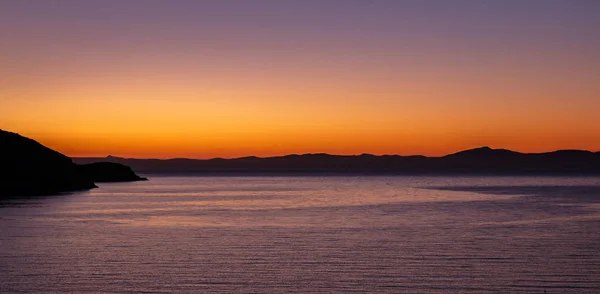Θέα στο Αιγαίο Πέλαγος από την Κέα, Ελλάδα κατά το ηλιοβασίλεμα, σαφής χρώμα πορτοκαλί φόντο του ουρανού — Φωτογραφία Αρχείου