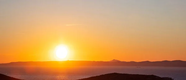 Ηλιοβασίλεμα πάνω από την Αττική, σαφή πορτοκαλί χρώμα φόντο του ουρανού, Κέα, Ελλάδα. — Φωτογραφία Αρχείου