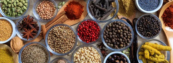 Kryddor och örter. Färgstarka kryddor platt låg på träbord — Stockfoto