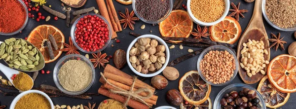 Especiarias e ervas. Temperos coloridos flat lay na mesa de madeira — Fotografia de Stock