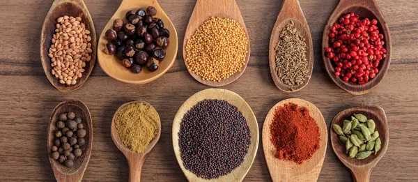 Kryddor och örter. Färgstarka kryddor på träbord, banner — Stockfoto