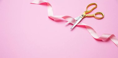 Açılış. Altın Makas pembe saten şerit, pembe arka plan kesme