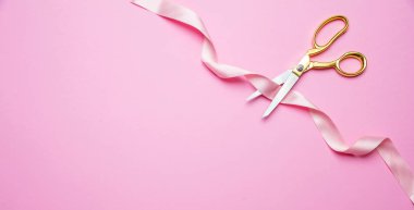 Açılış. Altın Makas pembe saten şerit, pembe arka plan kesme