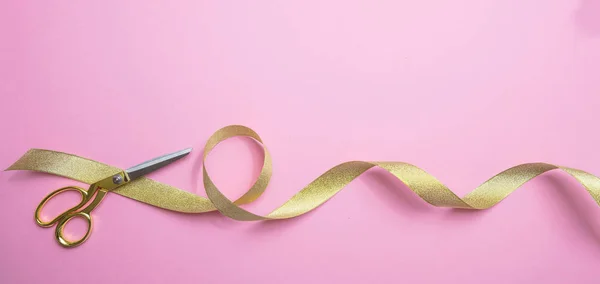 금가 위 및 황금 리본, 분홍색 배경, 기치 — 스톡 사진