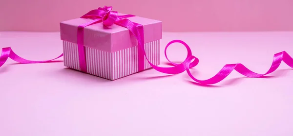 Caixa de presente com fita em fundo rosa. Aniversário presente conceito . — Fotografia de Stock